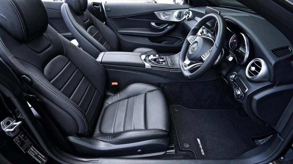 Auto-interieur met schone vloermatten die de vrijheid van een auto beschermen tegen vuil en vocht