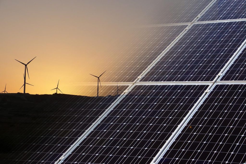 Zonnepanelen op dak in Delft geïnstalleerd voor duurzame energieopwekking en kostenbesparing