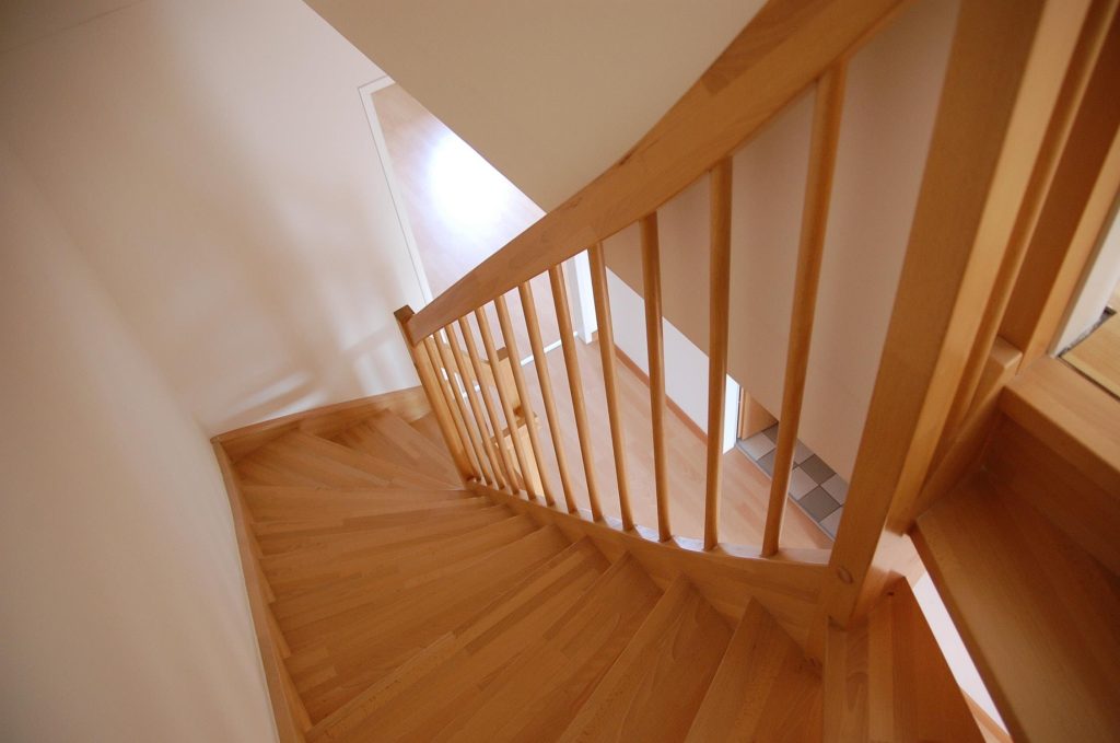 Traprenovatie in kleine huizen met ingebouwde opbergoplossingen onder de treden