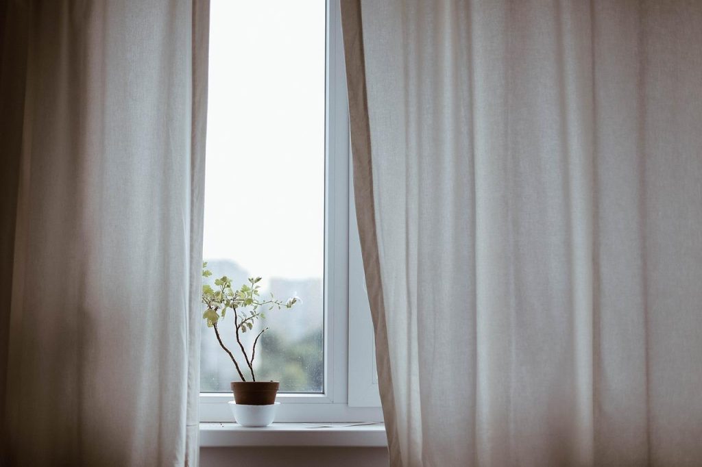 Veelzijdige decoraties inclusief muurdecoraties, tafelstukken en raamdecoratie voor interieurverfraaiing