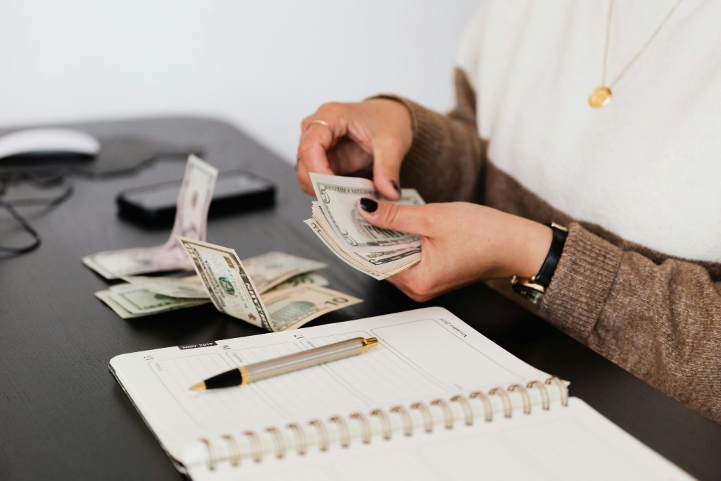 Professionele boekhouder aan het werk met financiële documenten en calculator voor carrière als boekhouder
