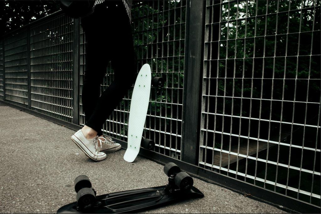 Oversized hoodies en baggy broeken illustreren de impact van skateboarden op streetwear mode