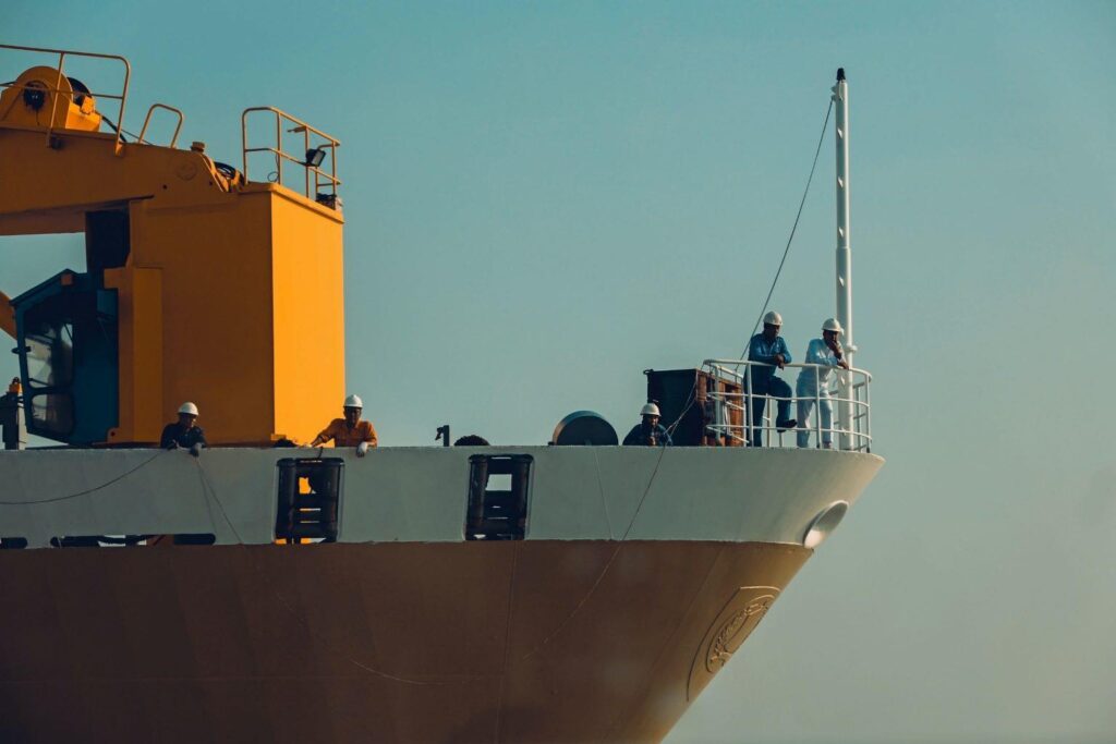 Visuele weergave van marine insurance strategie met focus op risicobeheer en operationele integratie in maritieme bedrijven