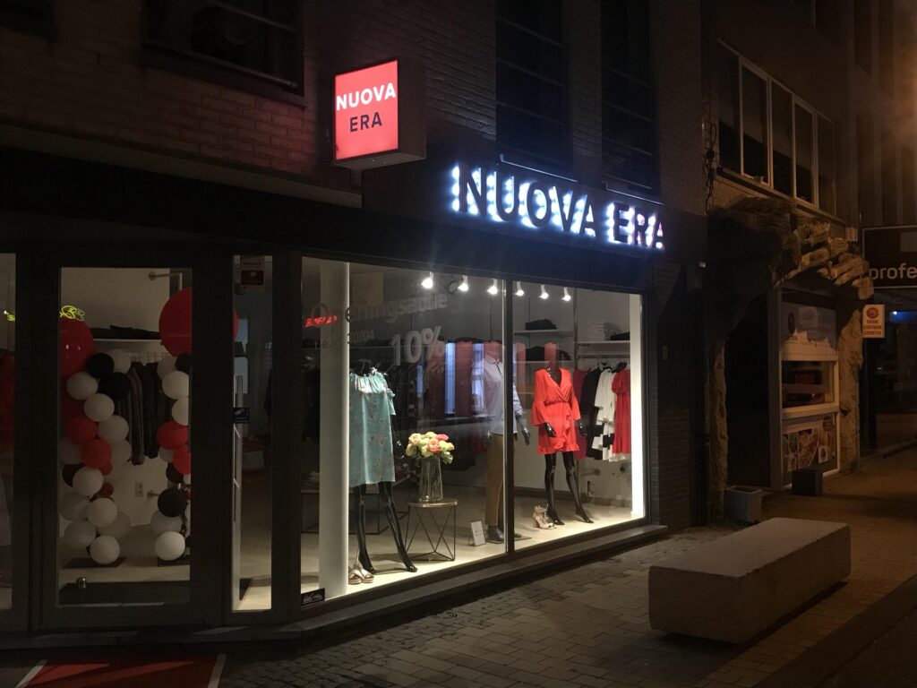 Buitenreclame in Antwerpen met opvallende raambelettering en spandoeken voor tijdelijke acties en seizoenscampagnes