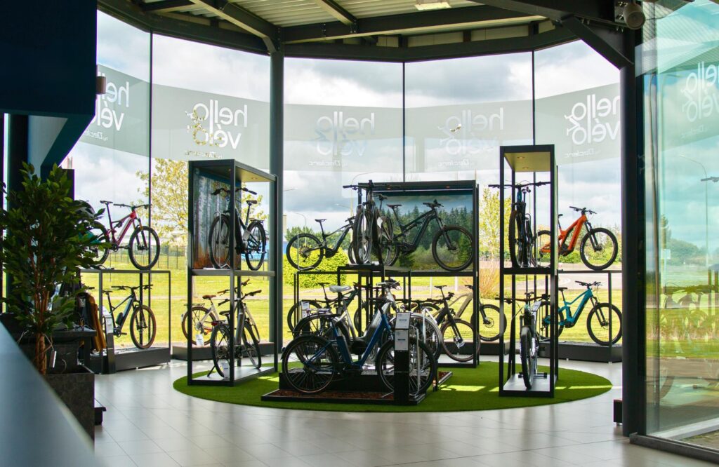 Virtuele showroom van Hello Vélo: digitale kant fietsenwinkel Sint-Niklaas met elektrische fietsen van KTM, O2Feel en andere