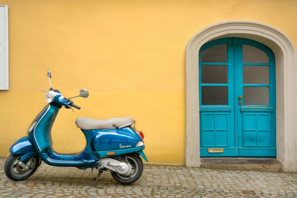 Showroom brommerwinkel in Antwerpen met diverse scootermodellen op maat van je persoonlijkheid