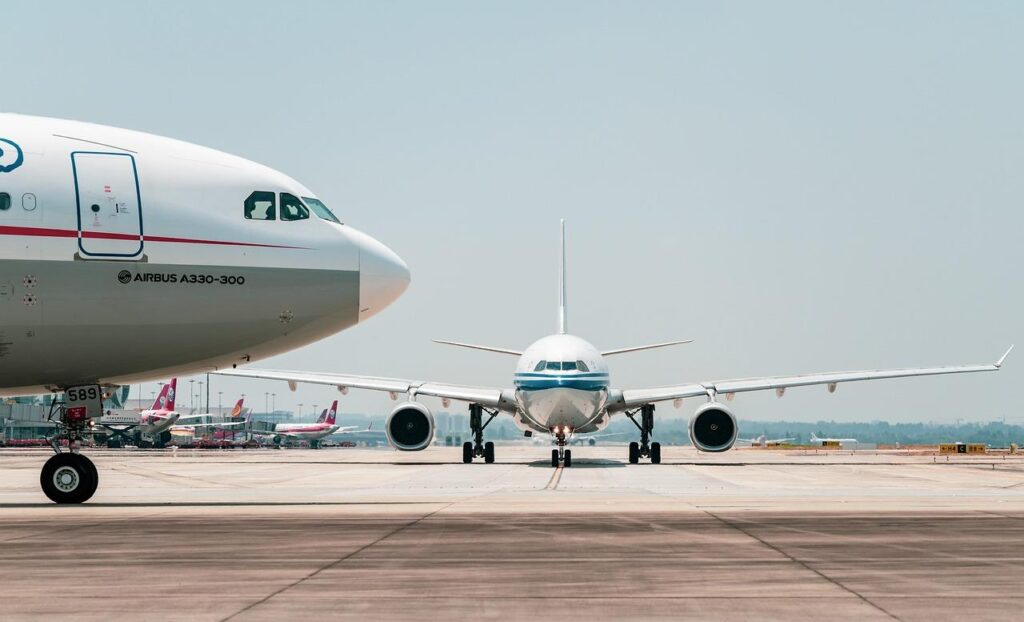 Zakelijke reiziger geniet van comfort en service in all-in vlucht met privé-terminal en businessclass faciliteiten