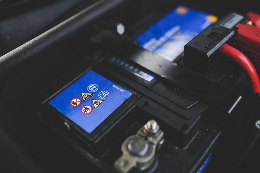 Waarom een goede autoaccu onmisbaar is: startende auto met betrouwbare batterij