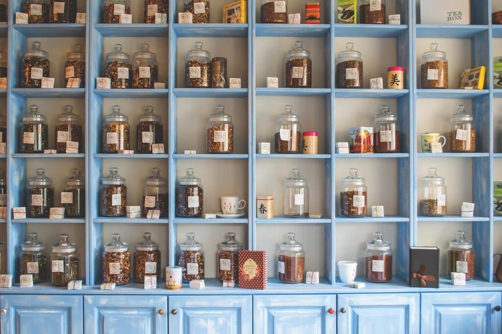 Overzicht van een online apotheek met medicijnen en gezondheidsproducten beschikbaar voor bestelling